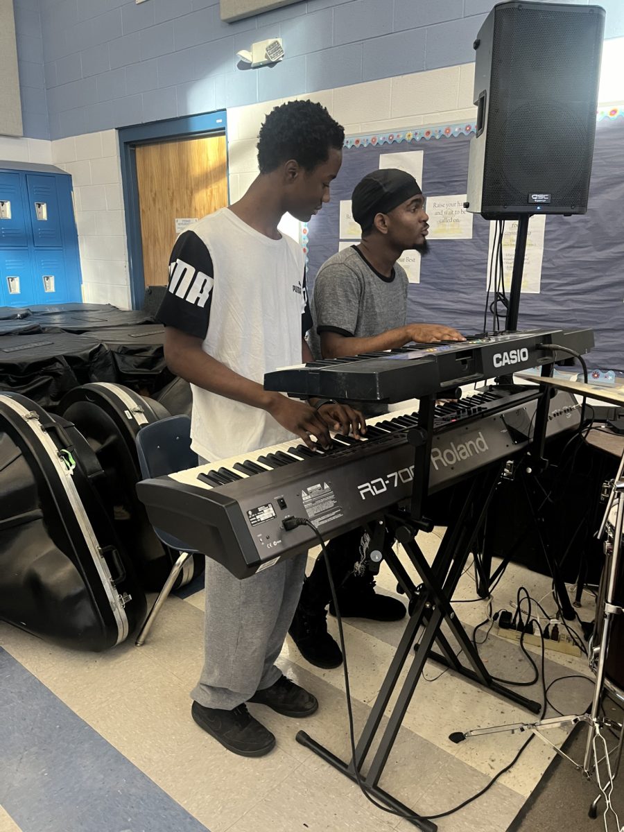 Sophomores Davin Jackson and Kyree Atkins play the piano together during 4th period.