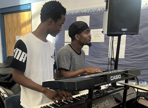 Sophomores Davin Jackson and Kyree Atkins play the piano together during 4th period.